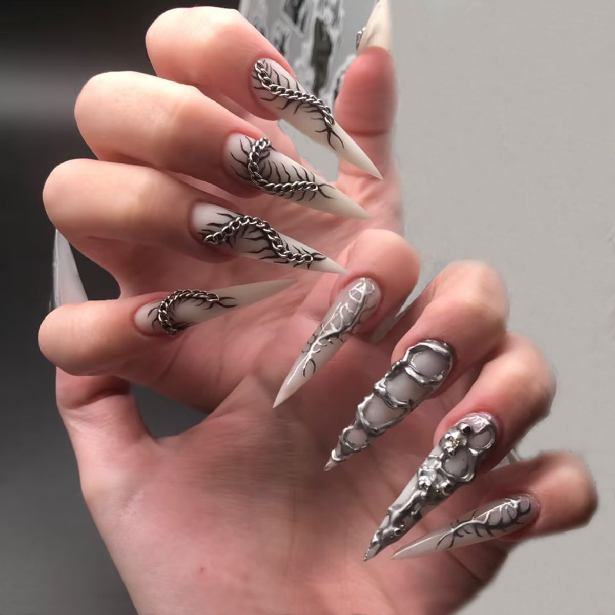 Kreatives Kunstnagelset mit eleganten floralen Designs und Metallic-Akzenten Brehn