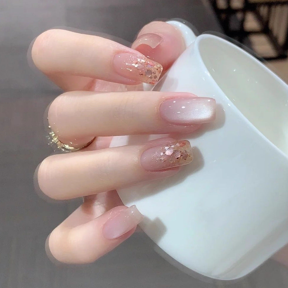 Elegante Nagelkunst mit Glitzerkante Brehn
