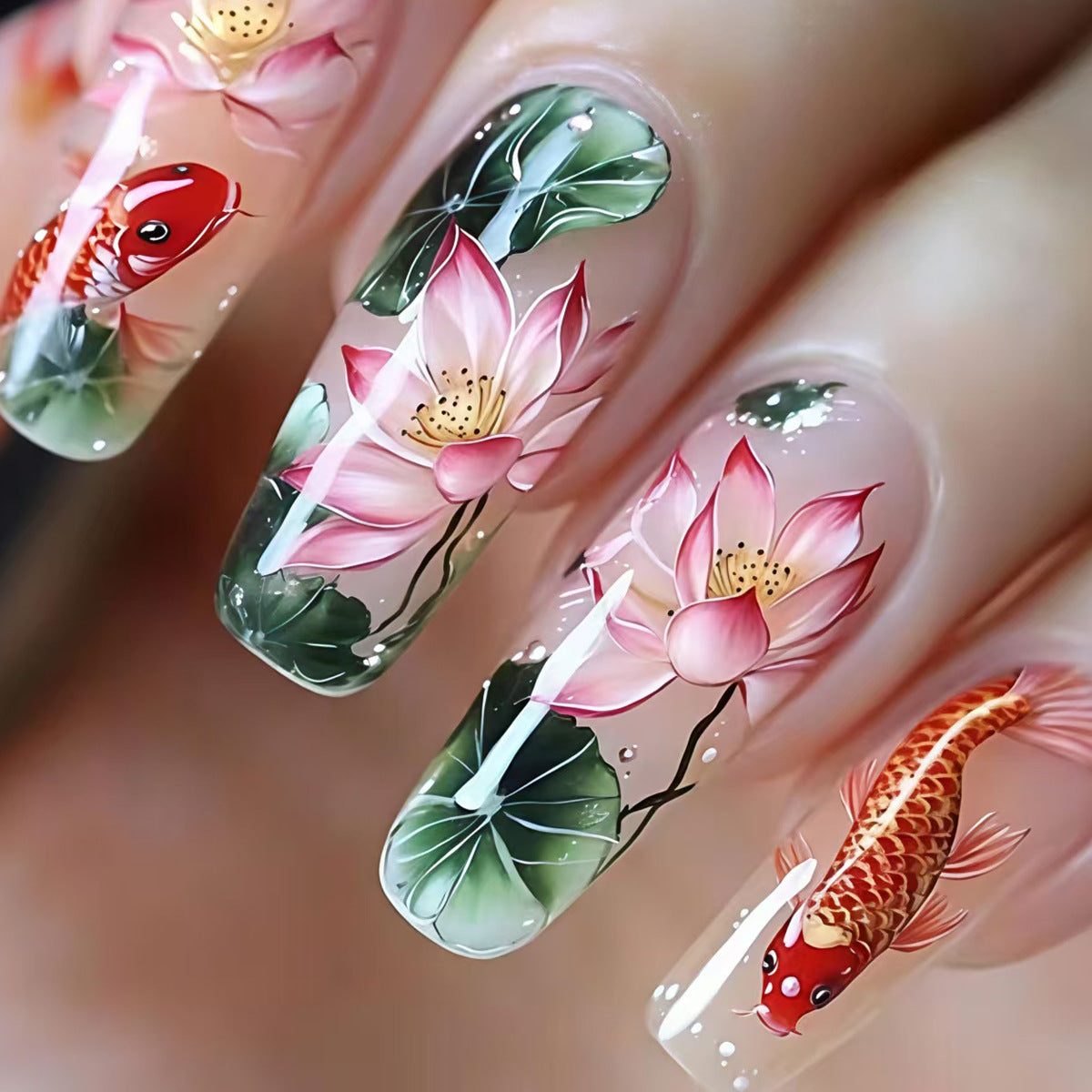 Kunstnägel mit Floralen Lotusselementen und Koi-Muster Brehn