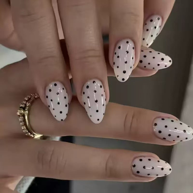 Kunstnagelset mit stilvollem Punktedesign Brehn