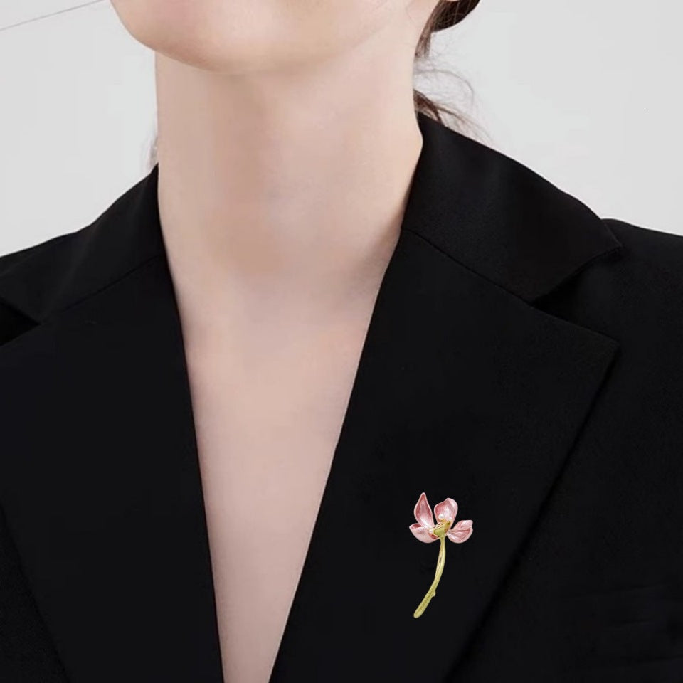 Elegante Blütenbrosche Brehn