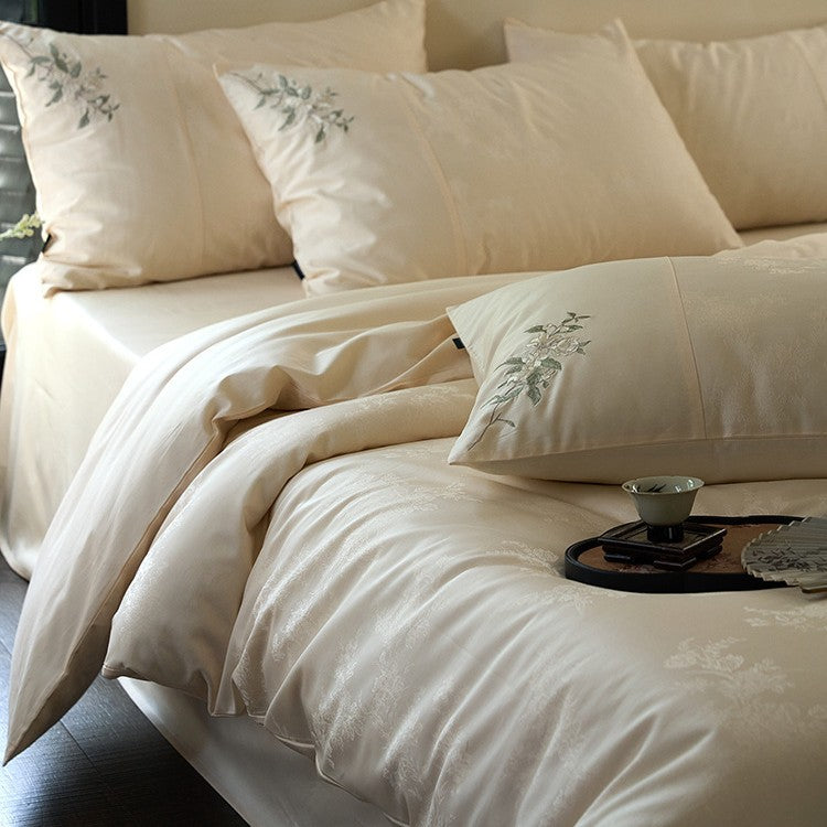 Luxuriöses Satin-Bettwäsche-Set mit zarter Blumenstickerei