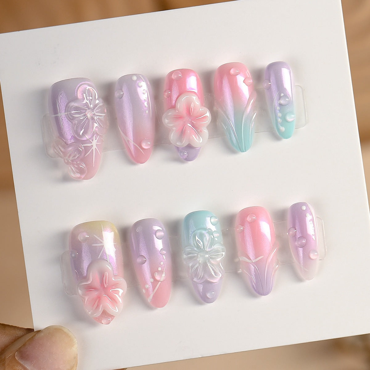 Kunstnagelset mit floralen Akzenten und zartem Glitzereffekt Brehn