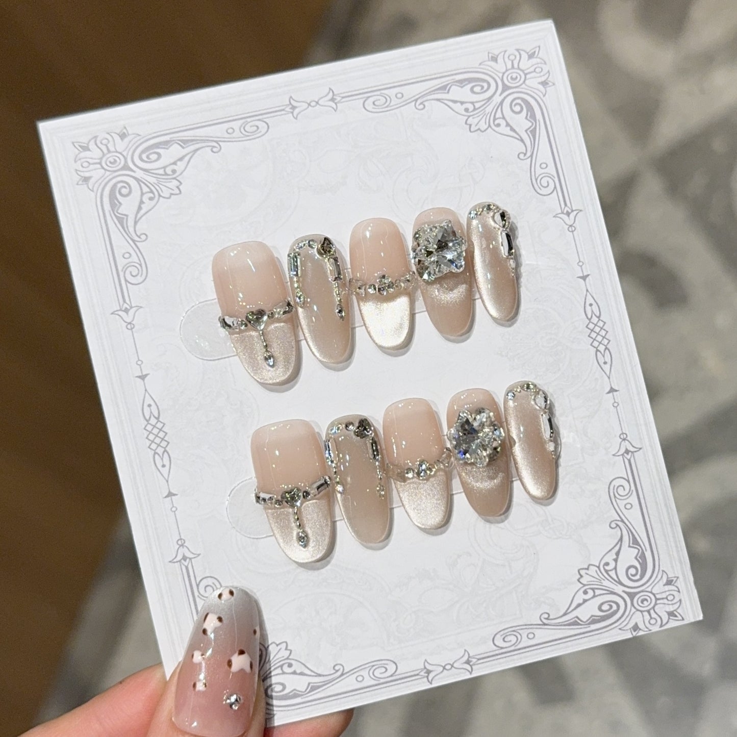 Glamouröse Nagelspitzen mit Strass- und Glitzereffekten Brehn