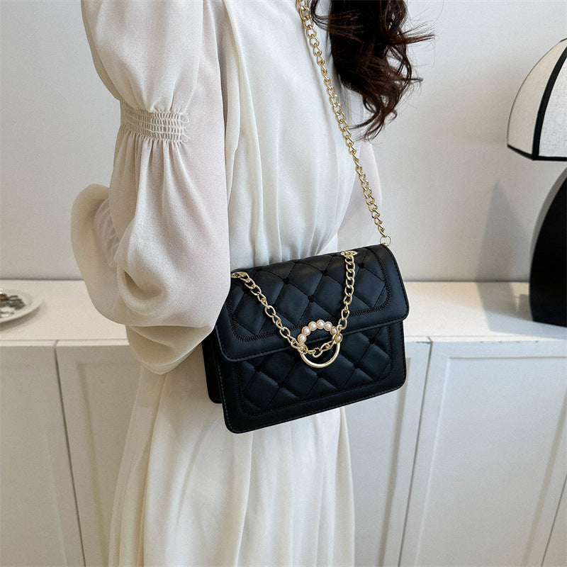 Elegante gesteppte Handtasche mit Ketten-Detail