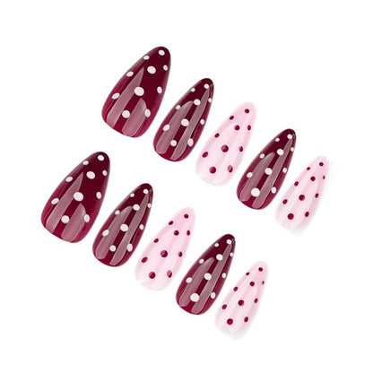 Kunstnagelset mit eleganten Punkten und trendigem Design Brehn