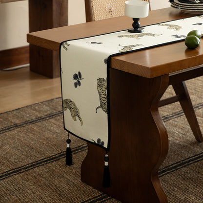 Leinenoptik-Tischläufer mit vintage Tiger-Print und dekorativen Quasten Brehn