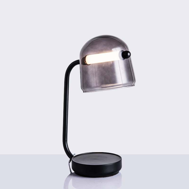 Moderne Tischlampe mit verstellbarem Schirm
