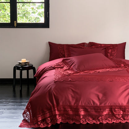 Extravagante Satin-Bettgarnitur mit Spitzenapplikation und Kissenbezügen