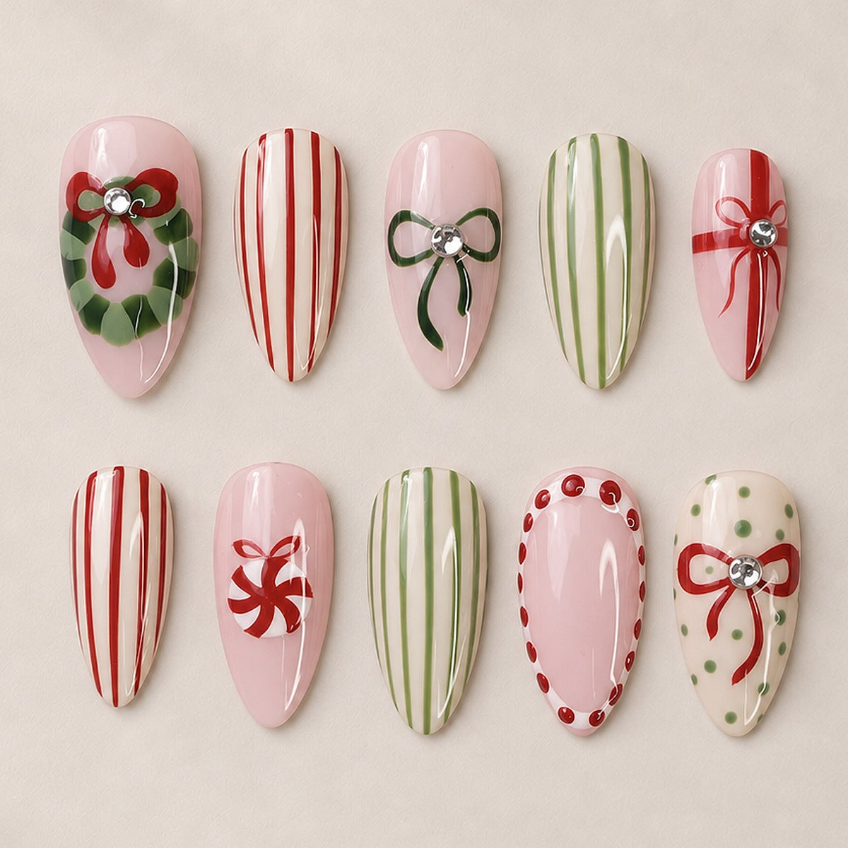 Festliche Kunstnägel mit Weihnachtsmotiven Brehn