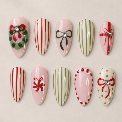 Festliche Kunstnägel mit Weihnachtsmotiven Brehn