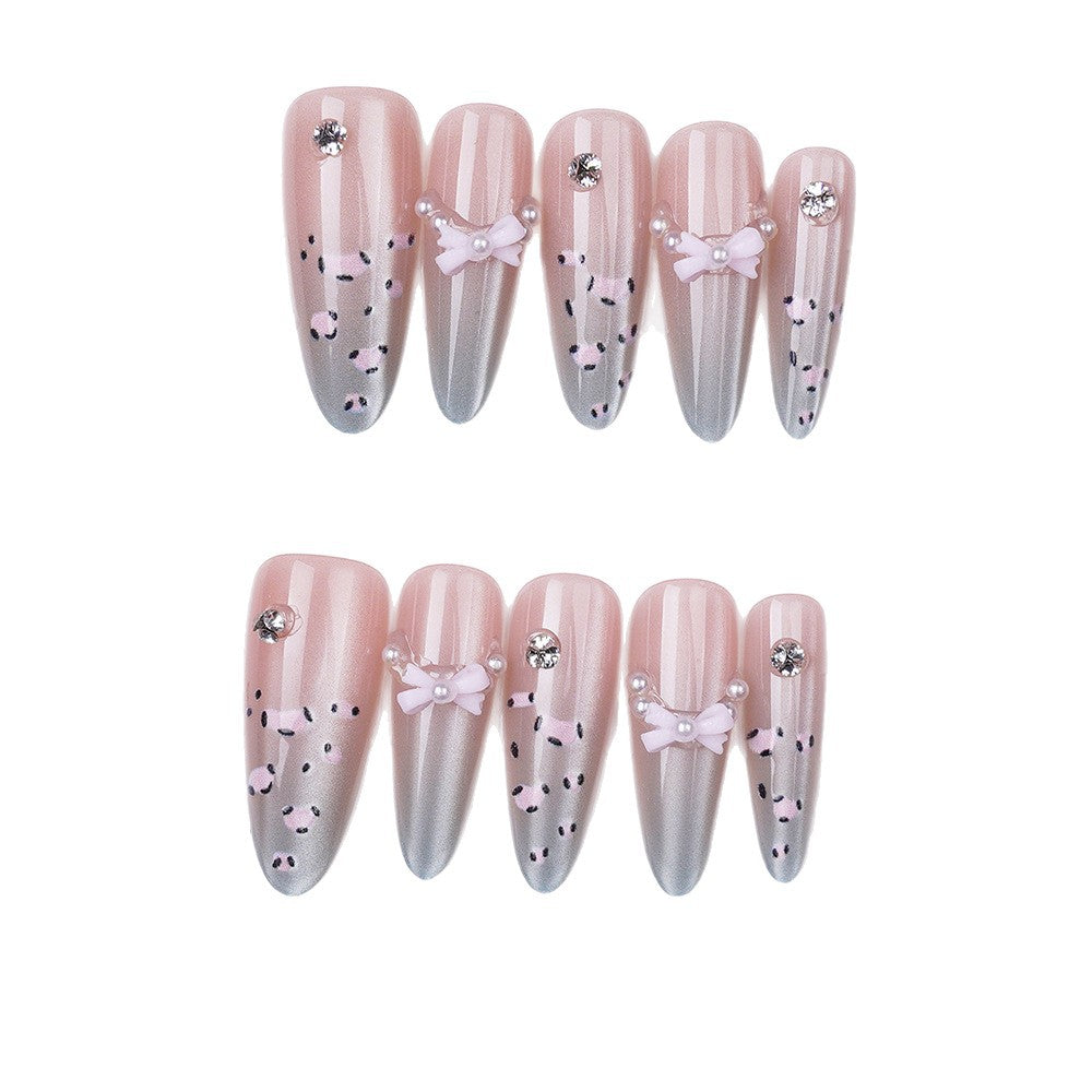 Künstlerische Stiletto Press-On-Nagelset mit Leopardenmuster und Schleifenakzenten Brehn