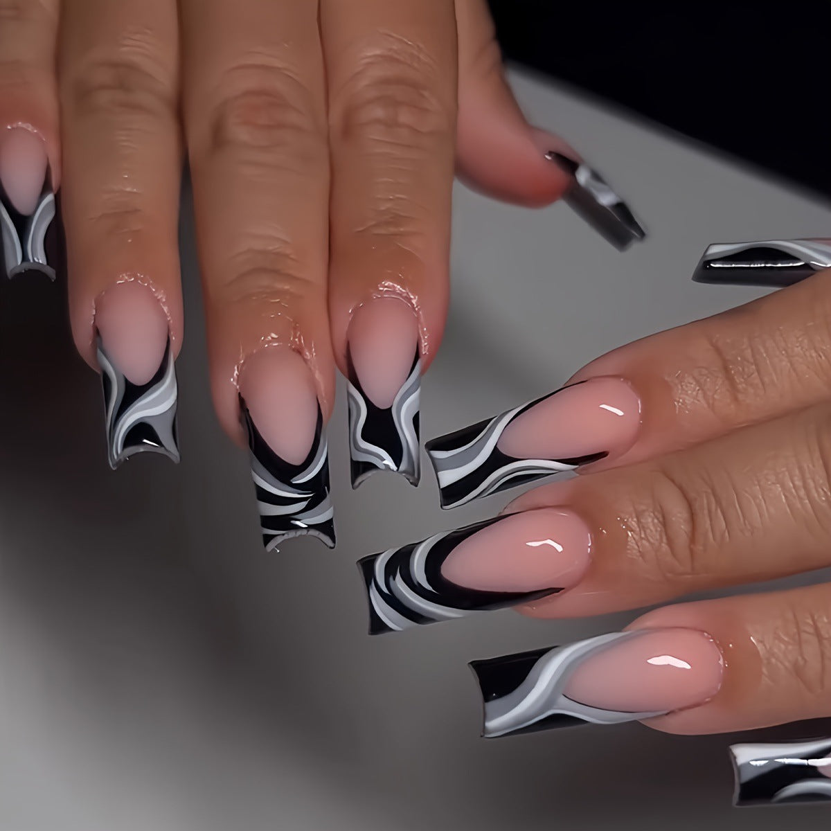 Künstlerische Press-On-Nagelverlängerungen mit Marmor Design Brehn