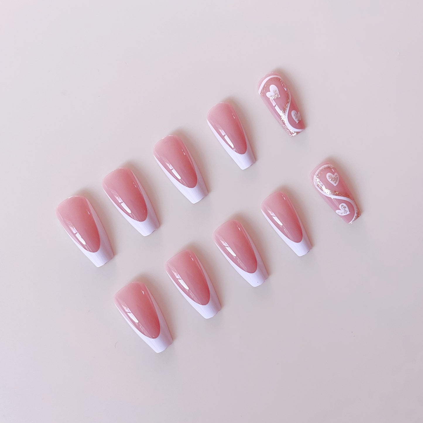 Kunstnagelset mit eleganten Herzverzierungen und Glitzerakzenten Brehn