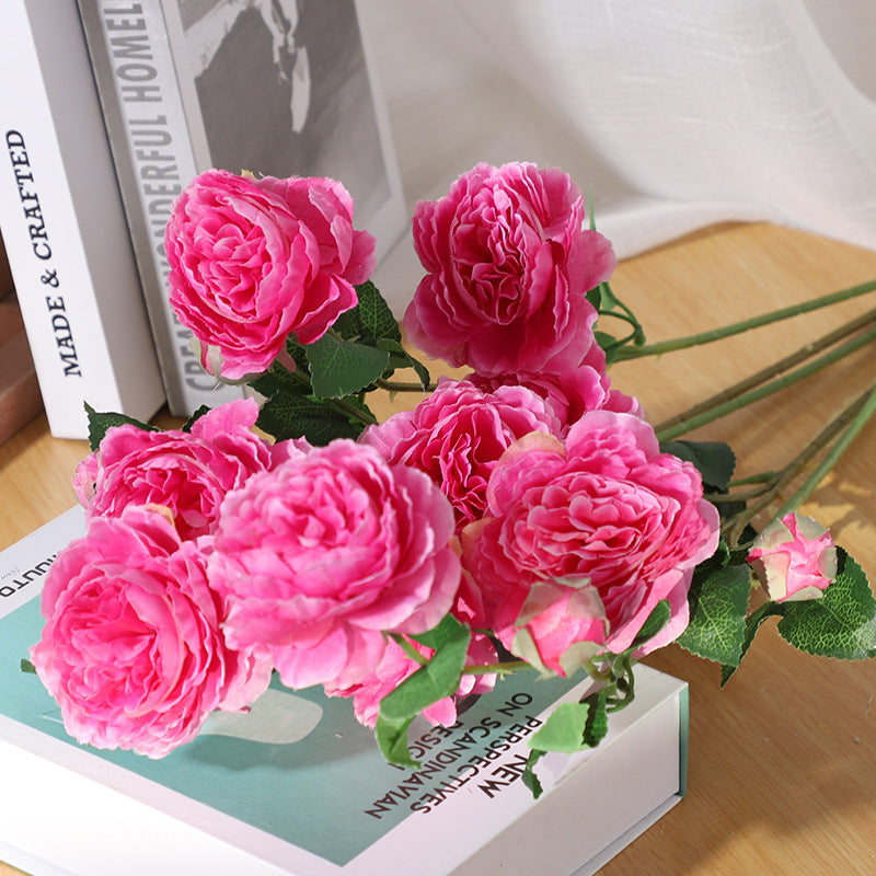 Lebensechtes dekoratives Blumenarrangement