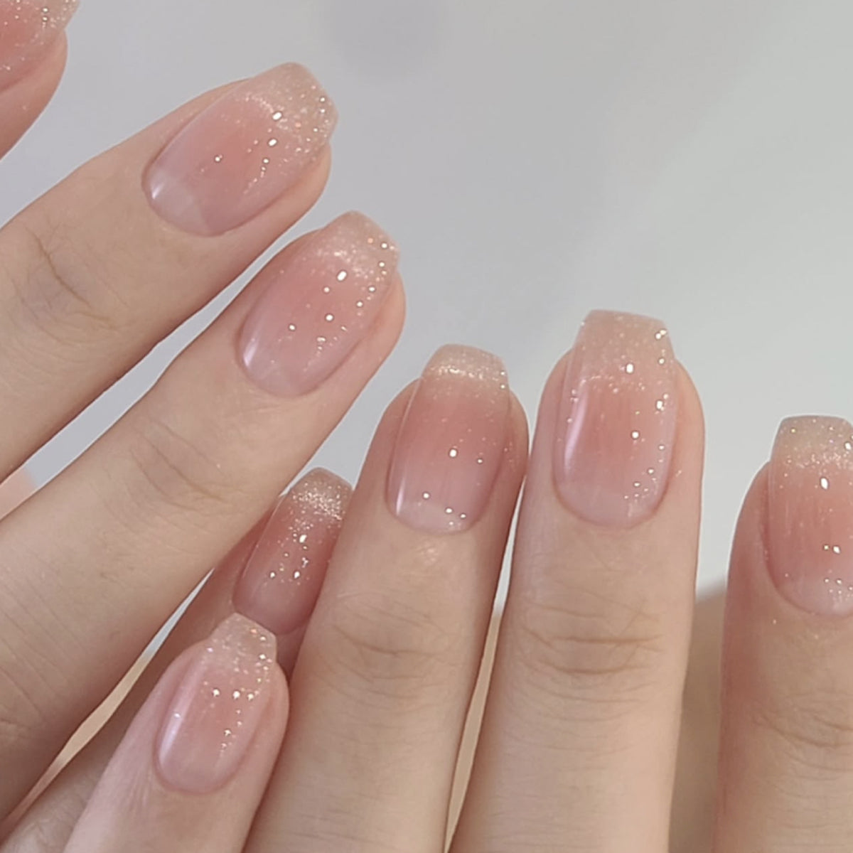 Elegante Nageldesigns mit Glitzer und Farbverlauf Brehn