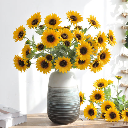 Dekorativer Sonnenblumenstrauß