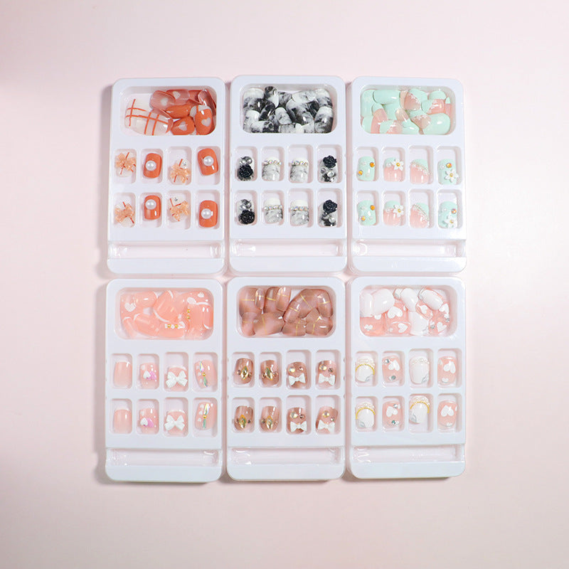 Dekorativer Press-On Nail Art Set mit Schleifenakzenten Brehn