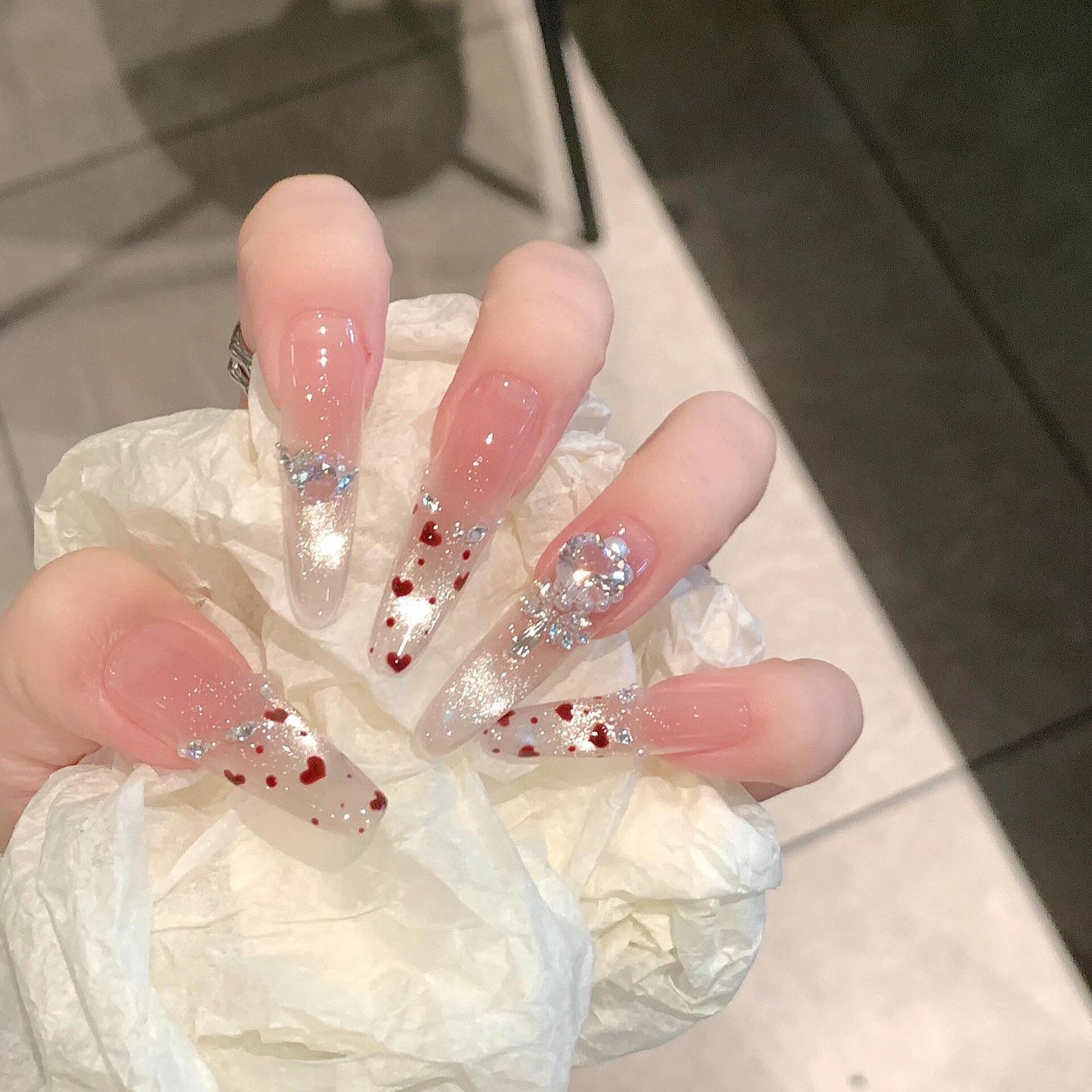 Kunstnagelset mit Funkelnden Strass- und Herzdesign Brehn