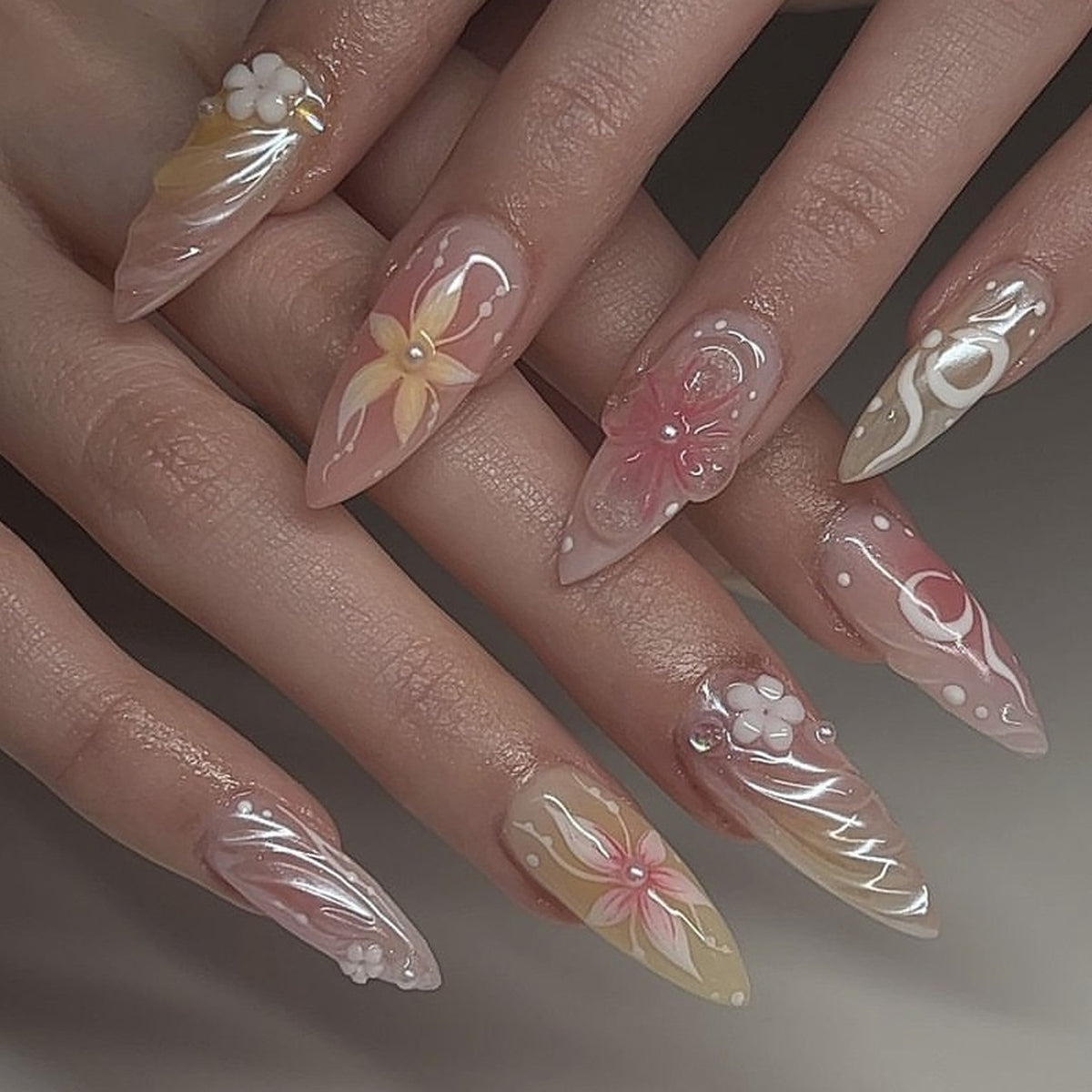 Kunstvolle Nagelverlängerungen mit floralem und eleganten Design Brehn