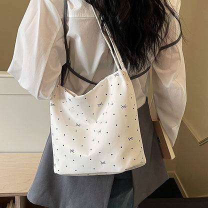 Lässige gepunktete Schultertasche