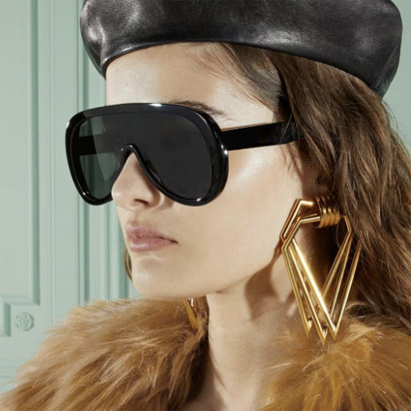 Damen futuristische Sportsonnenbrille mit breiter Sichtscheibe und UV-Schutz Brehn