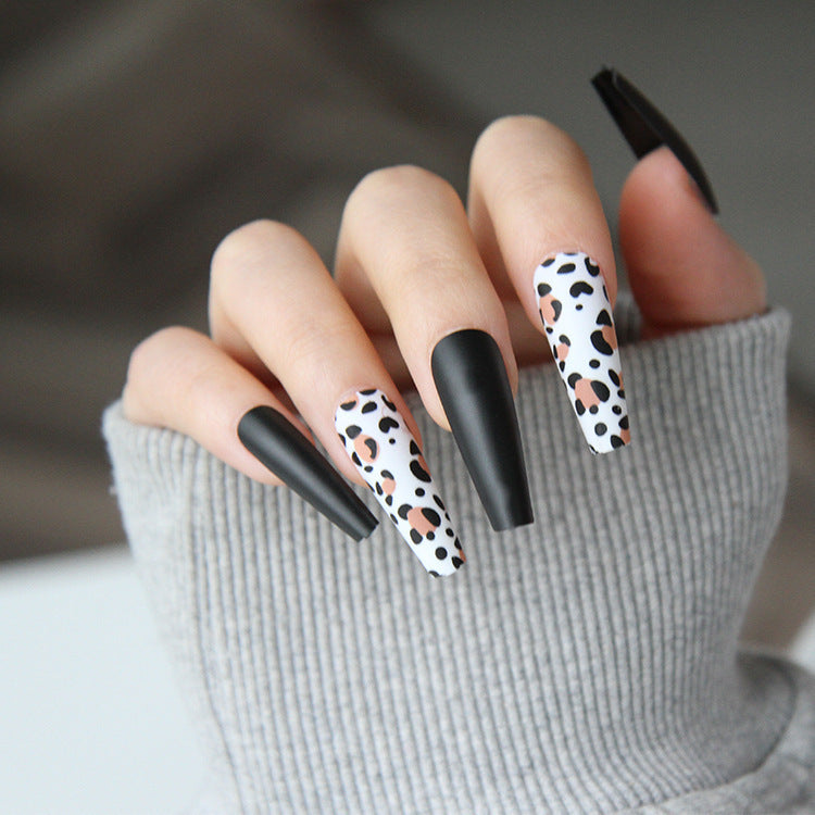 Kunstnagelset mit trendigem Leopardenmuster und elegantem mattem Finish Brehn