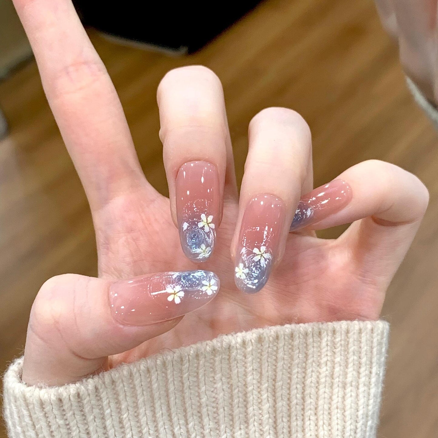 Glamouröse Kunstnägel mit Floralem Design Brehn