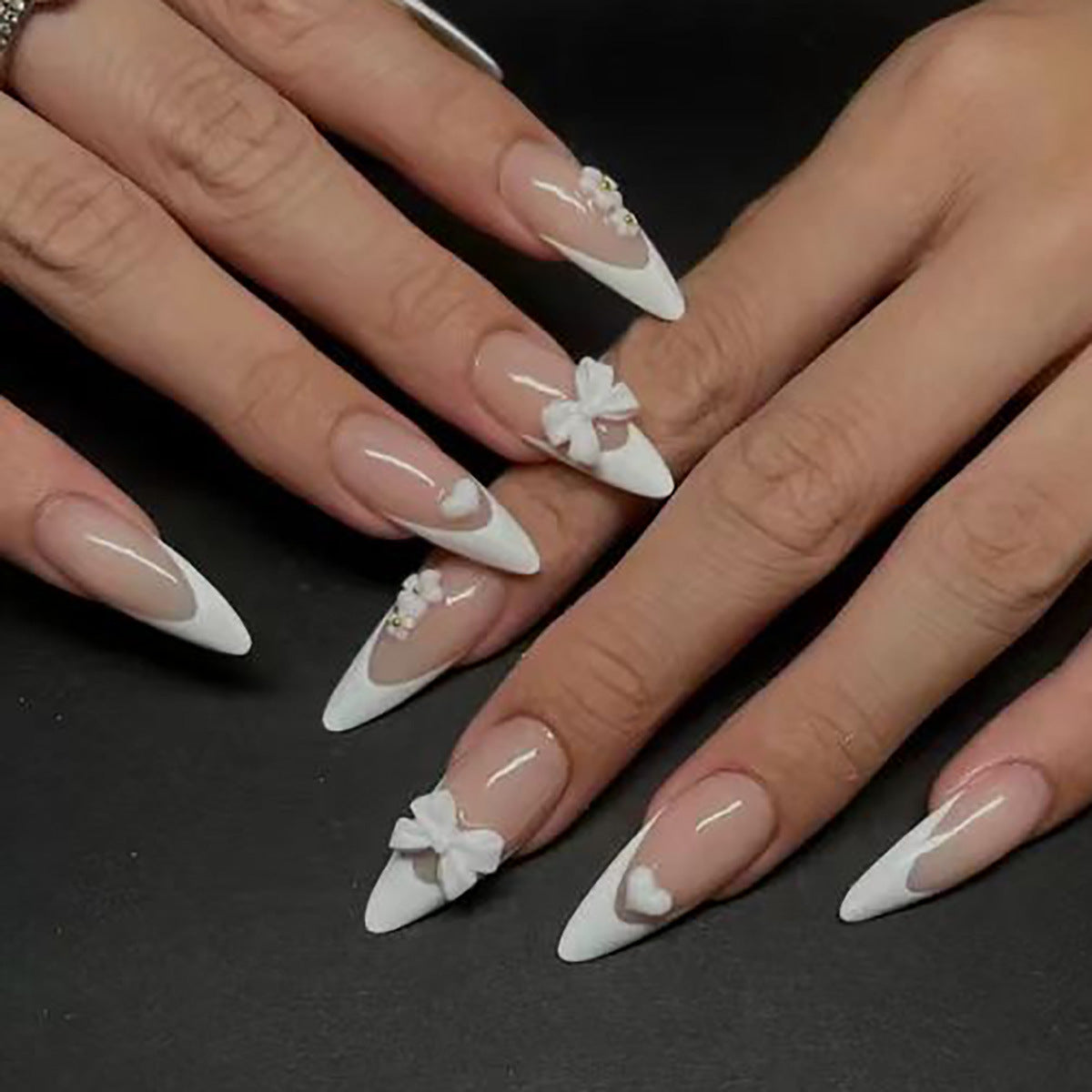 Elegante Stiletto Press-On Nägel mit floralen Akzenten Brehn