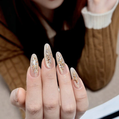Elegante Stiletto-Nagelverlängerungen mit Glitzerakzenten