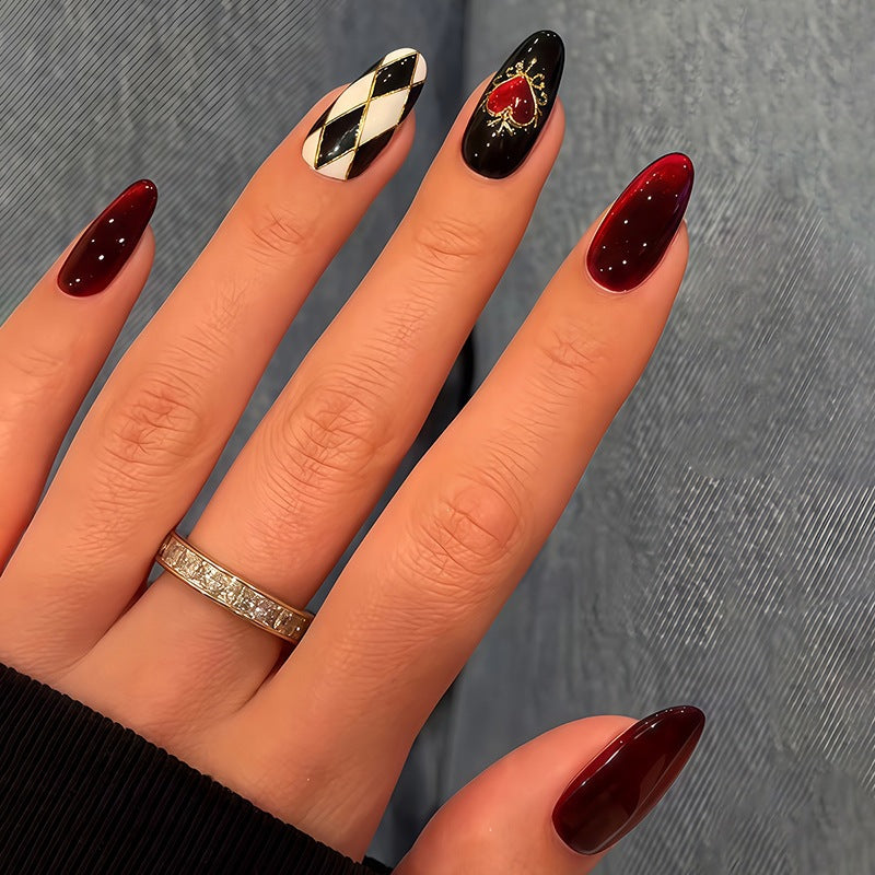 Kunstnagelset mit glamourösen Designs und eleganten Motiven Brehn