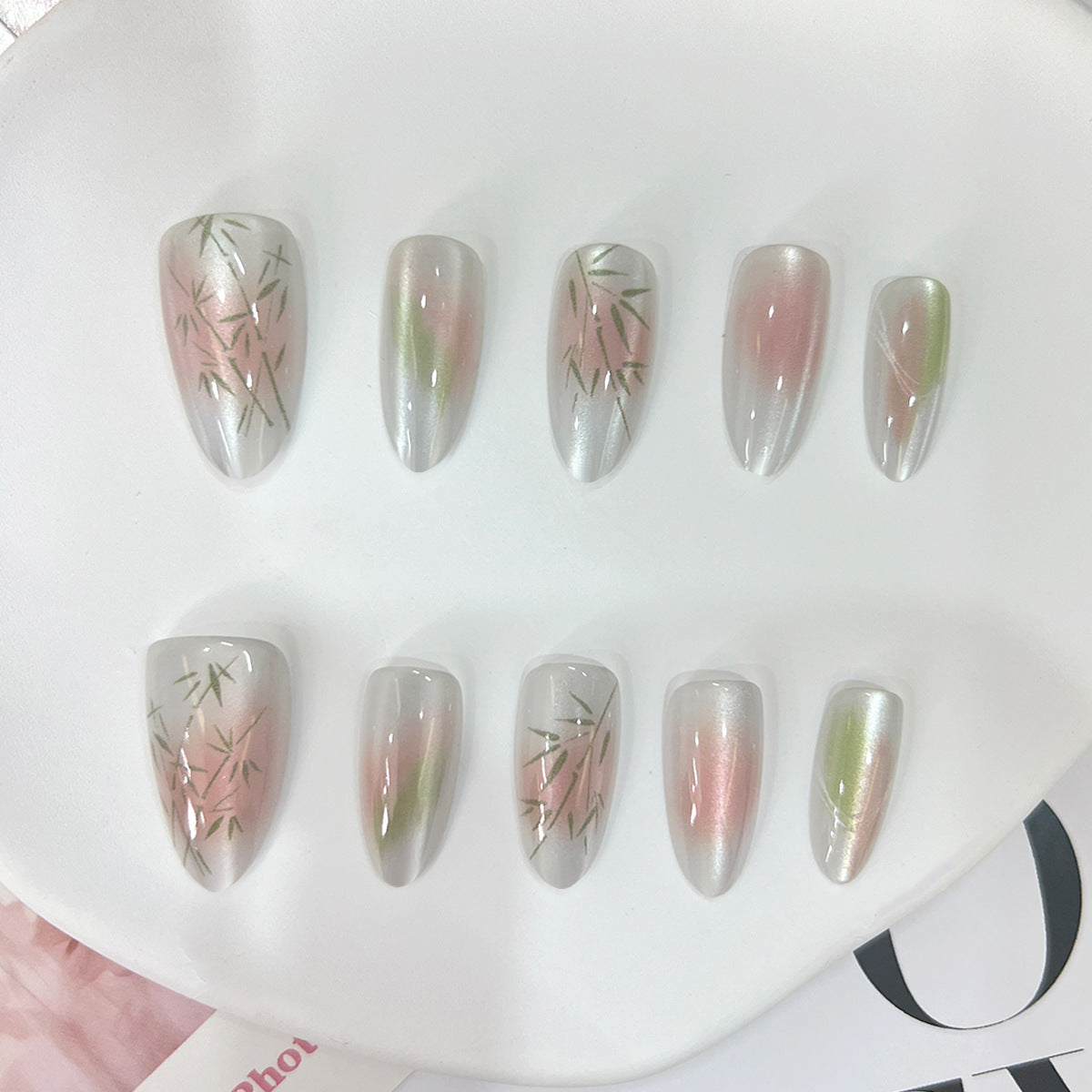 Künstliche Nagelspitzen mit elegantem Design und botanischen Akzenten Brehn