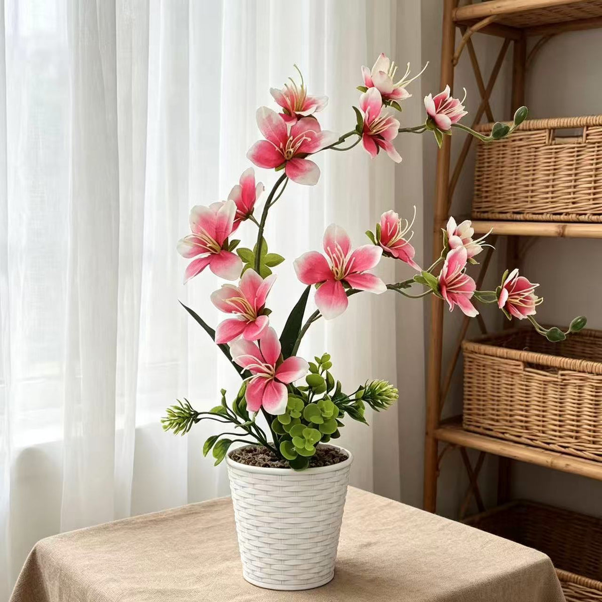 Elegante künstliche Blumenarrangement für die Innendekoration