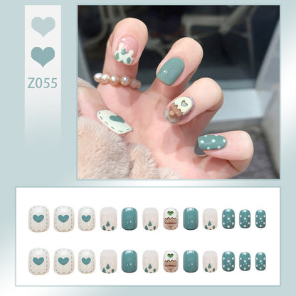 Kunstnagelset mit eleganten Glitzerverzierungen und schimmernden Akzenten Brehn