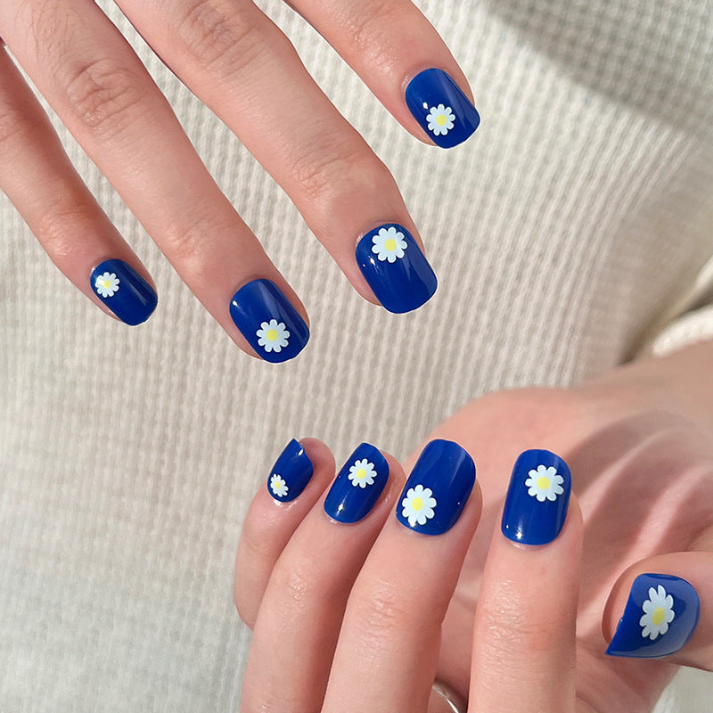 Kunstvolle Nagelkunst mit Gänseblümchen-Design Brehn