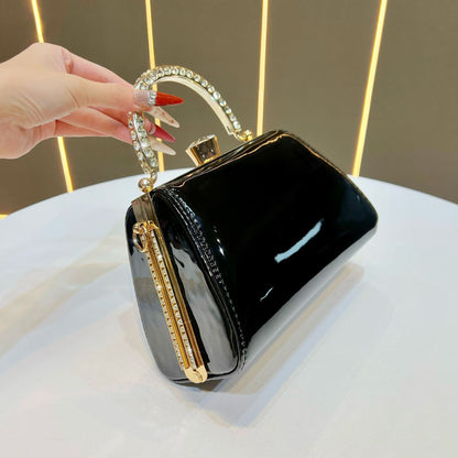 Elegante Handtasche aus patentiertem Leder für den Abend
