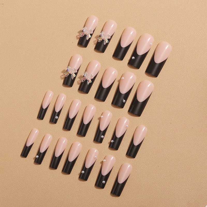 Kunstnagelverzierung mit eleganten Schleifen und Strass Brehn