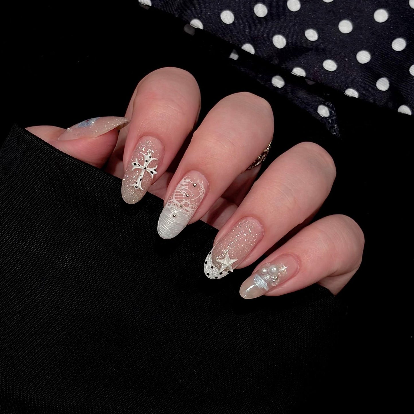 Kunstnagel Set mit Traumhaften Glitter- und Perlendesigns Brehn