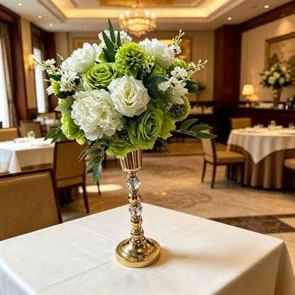 Luxuriöse Blumenanordnung mit dekorativem Ständer
