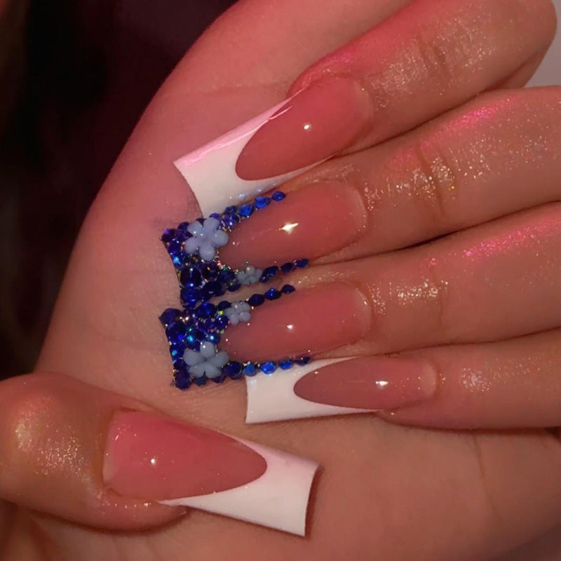 Kunstnegeldesign mit trendigen blauen Akzenten und Glitzer Brehn