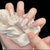 Dekoratives Press-On Nagelkunstset mit Schleife und floralem Schmuck Brehn