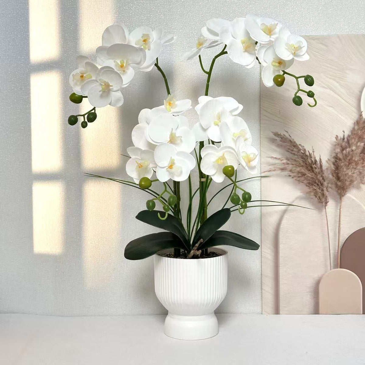Elegante künstliche Orchideenarrangement für Tischdekoration Zuhause