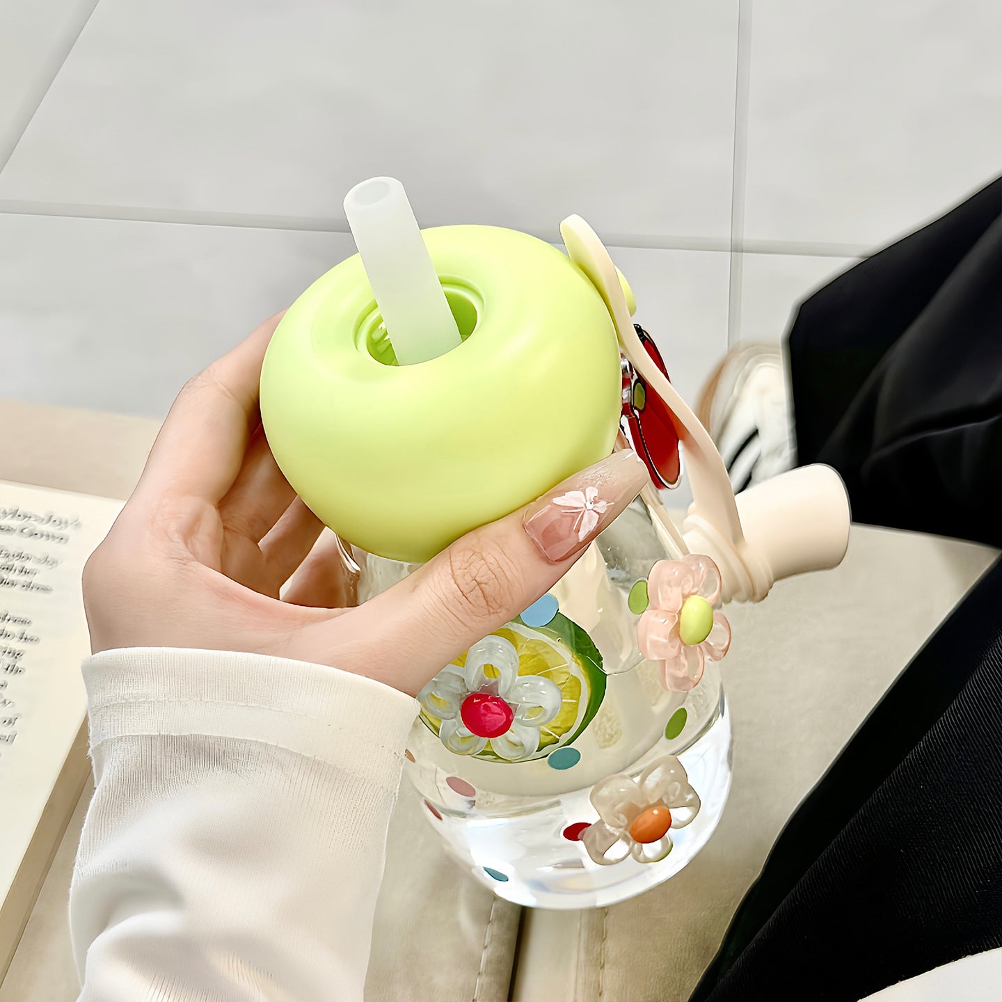 Damen Trinkflasche mit integriertem Fruchtfilter und praktischem Tragegriff Brehn