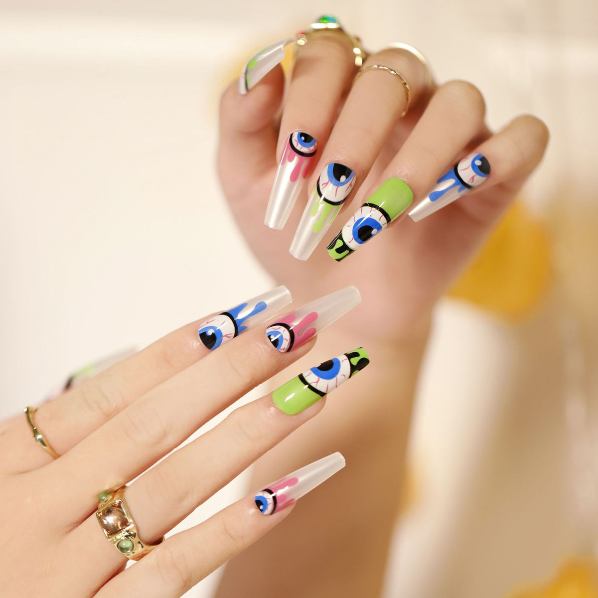 Kunstvolle Nagelkunst mit gruseligen Motiven Brehn