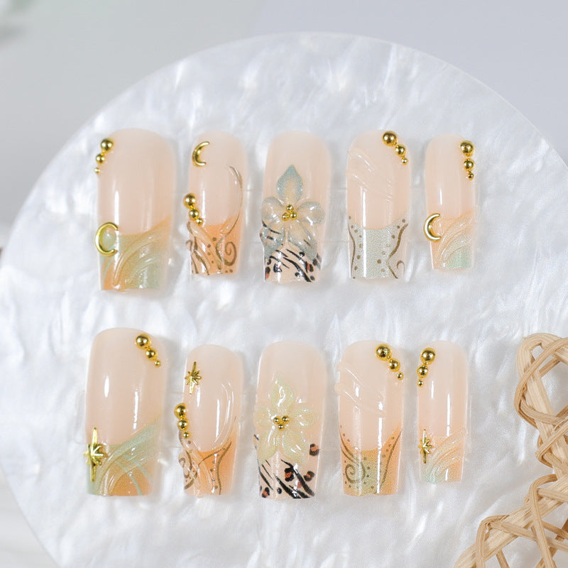 Kunstnagelset mit eleganten floralen und geometrischen Akzenten Brehn