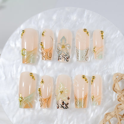 Kunstnagelset mit eleganten floralen und geometrischen Akzenten Brehn