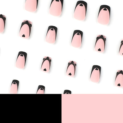 Kunstvolle Nagelkunst mit Herzmotiven und Schwarz-Weiß-Spitzen Brehn