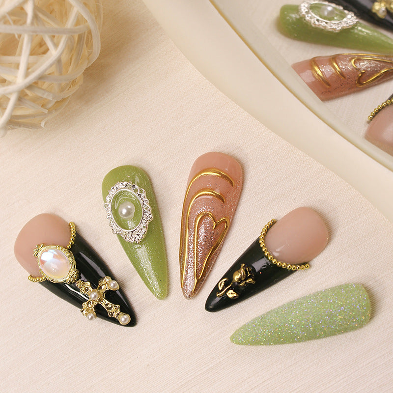 Kunstnagelset mit luxuriösen Verzierungen Brehn