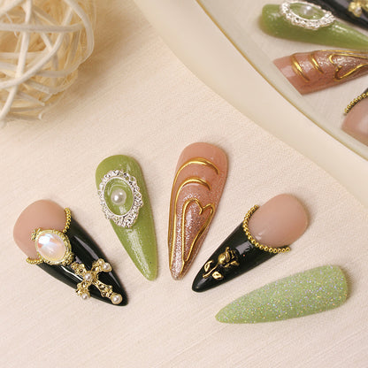Kunstnagelset mit luxuriösen Verzierungen Brehn