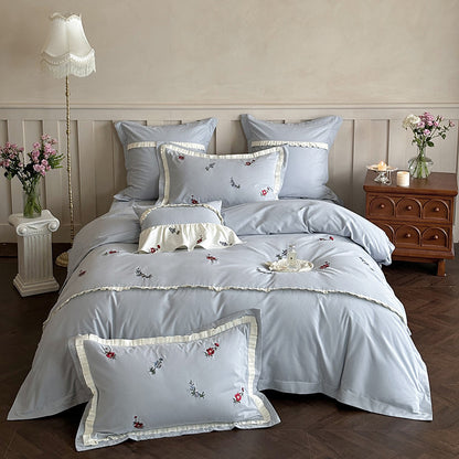 Duvetbezug-Set aus Premium-Baumollsatin mit dezent gesticktem Wildblumenmotiv und Rüschenkante